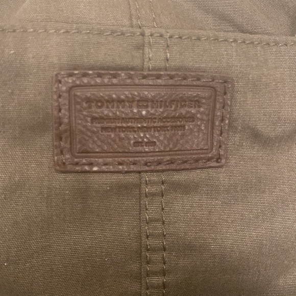 Tommy Hilfiger crossbody messenger bag. - Picture 6 of 8